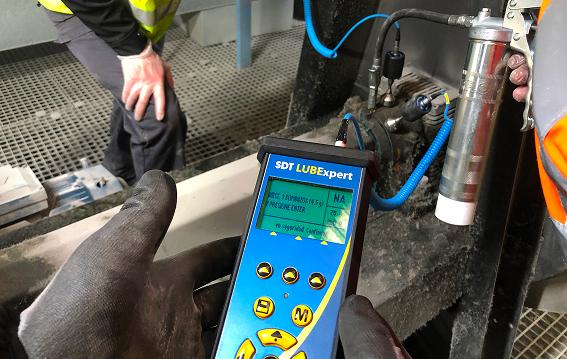 LUBExpert monitoring lubrication in progress with real-time ultrasound feedback.