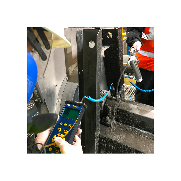 LUBExpert ultrasound device monitoring bearing during grease application.