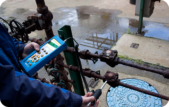 How Steam Trap Failures Affect Your Operation Engineer monitoring steam system with SDT340 ultrasound device to assess trap condition and efficiency.