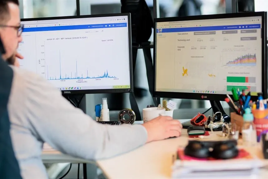 I-see Desktop Computer Analysis Engineer using I-see software on dual monitors to review AI-driven asset health and vibration analytics.