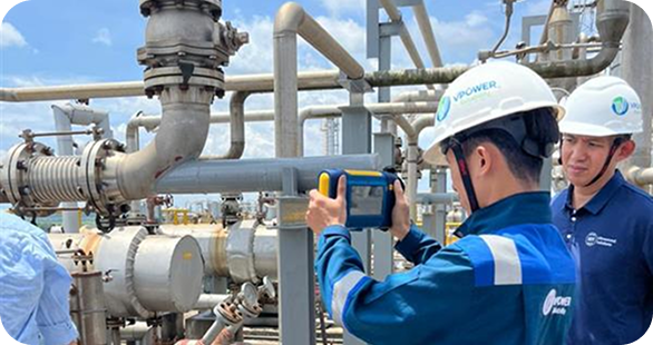 SonaVu Plus Acoustic Imaging Reliability engineers using SonaVu Plus acoustic imaging device to inspect industrial piping and detect compressed air and gas leaks.